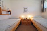 Schlafzimmer mit zwei Einzelbetten