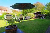 Gemeinschaftlicher Garten mit ausreichend Sitzmöglichkeiten zum Wohlfühlen